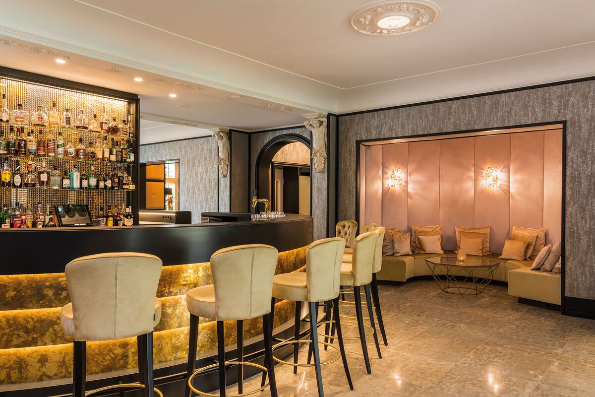 Lobby bar and seating area on the right