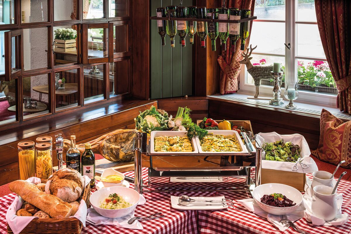Snack buffet at lunchtime in the Wirtshus room