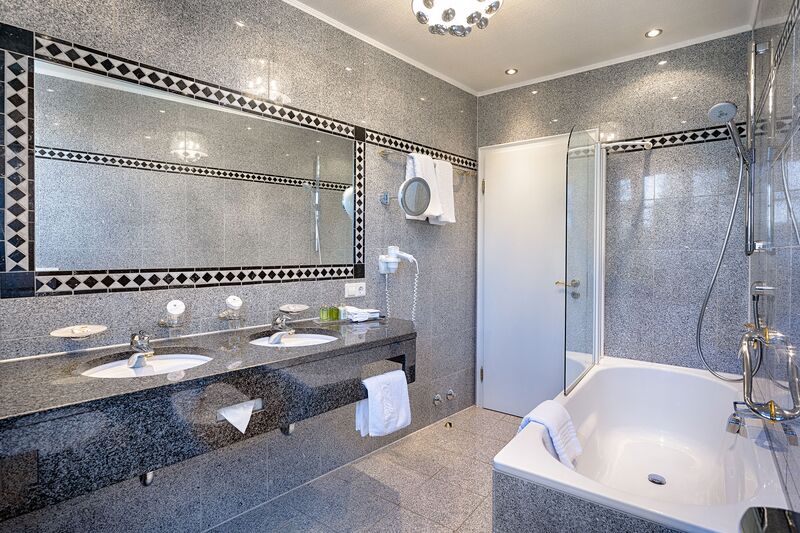Deluxe Double Room - Bathroom