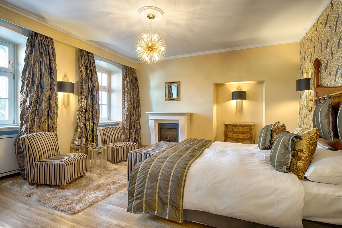 Family suite in olive-gold with fireplace and view of the children's room