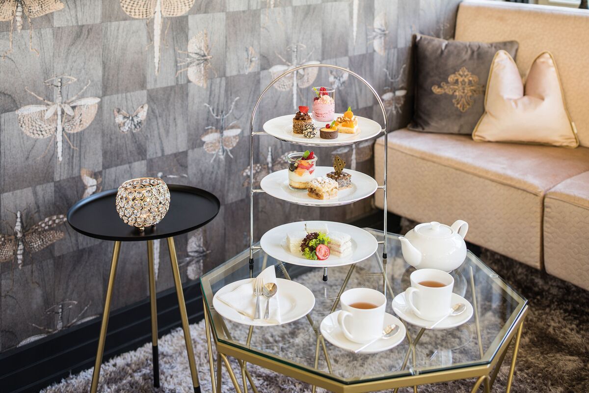 Lobby Tea Time - element of the gourmet board with plate