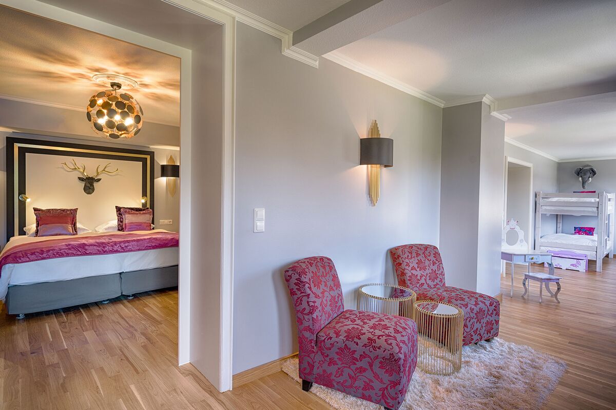 Family suite in white with red accents